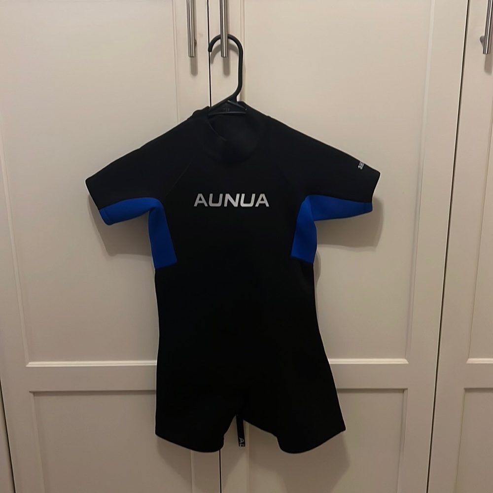 Boys USA size 8 wetsuit never used